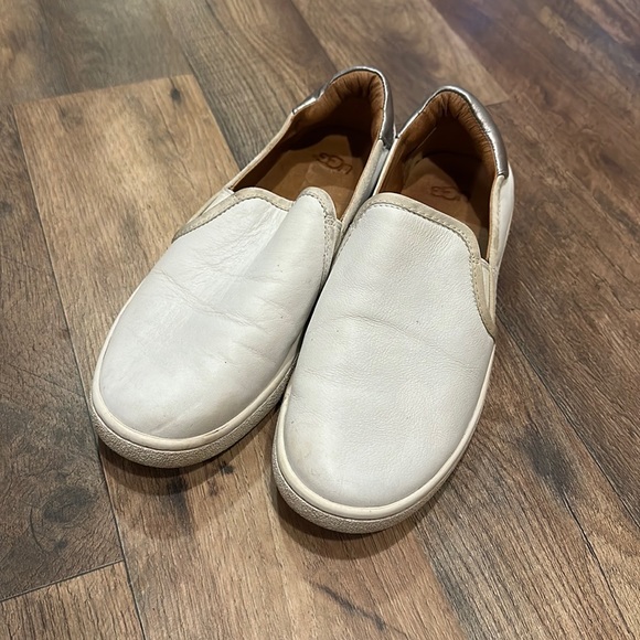 UGG Leather Slip Ons Cas sz 7 - Picture 9 of 9